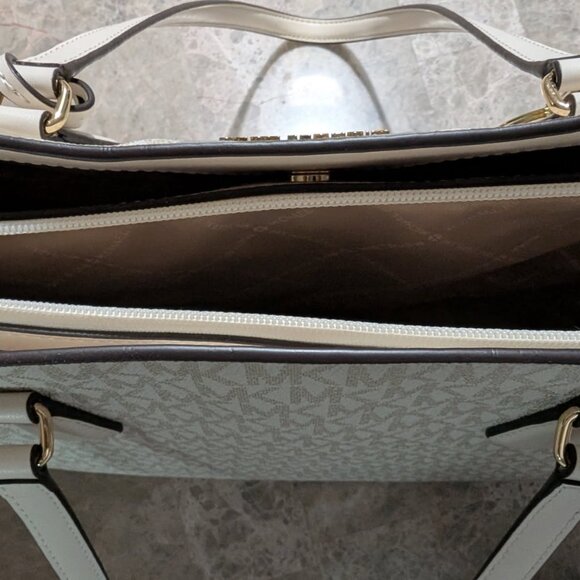 KORS RARE WHITE and GOLD MULTI Brand New with TAGS Set with RED CARPET Bag Charm - Picture 13 of 14